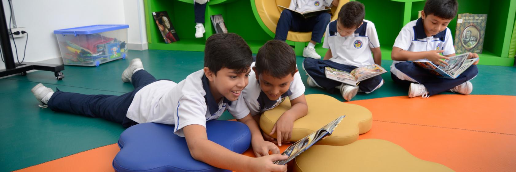 biblioteca, niños estudiando