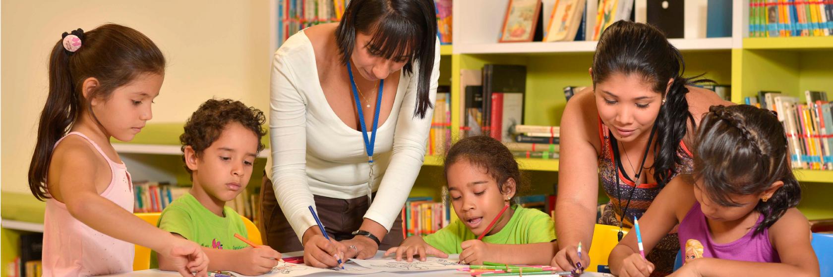niños estudiando