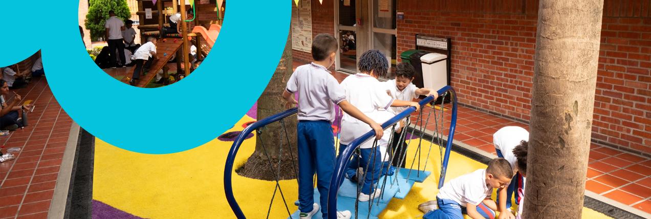 Niños jugando en el patio del colegio 