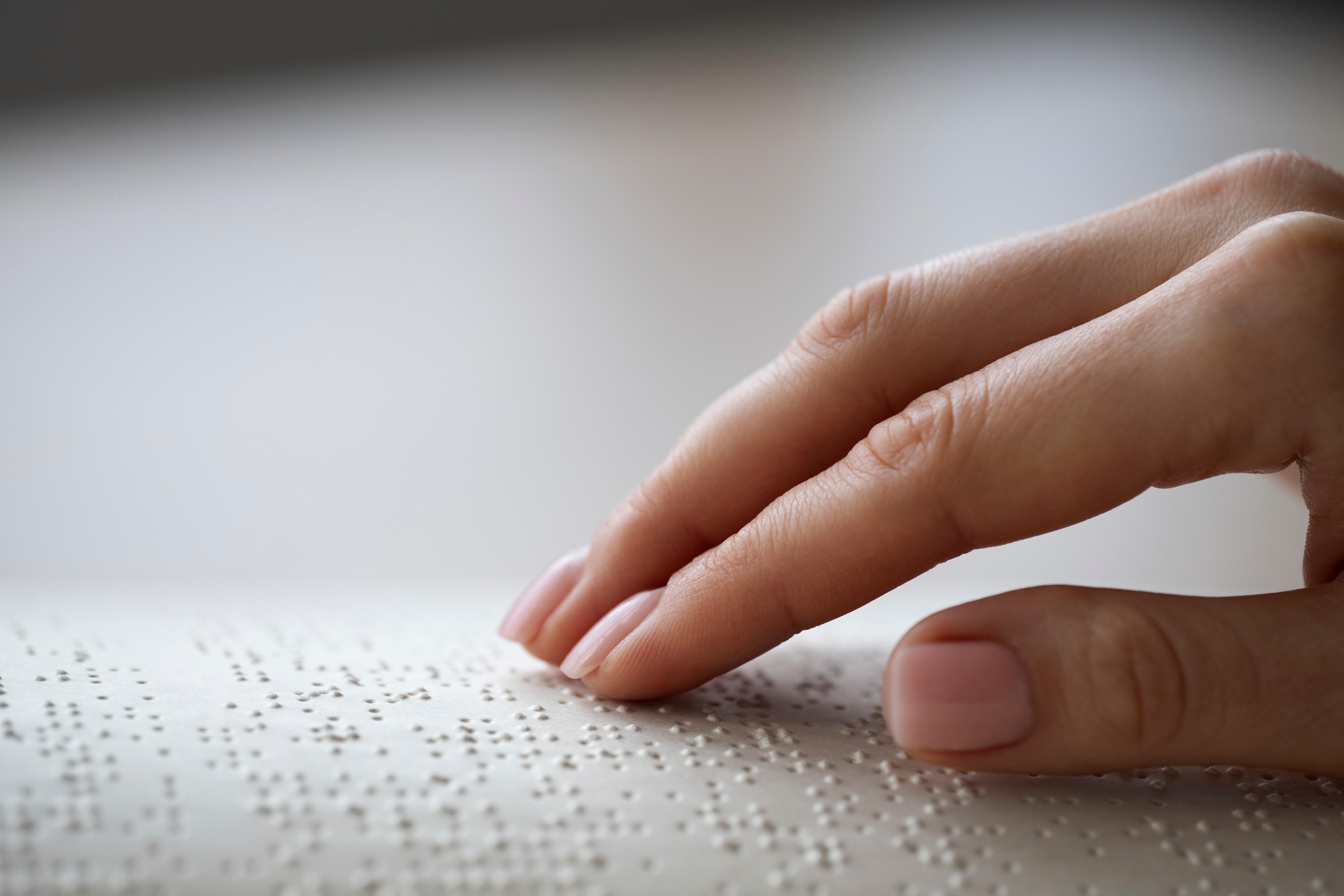 mano en libro escrito en braille