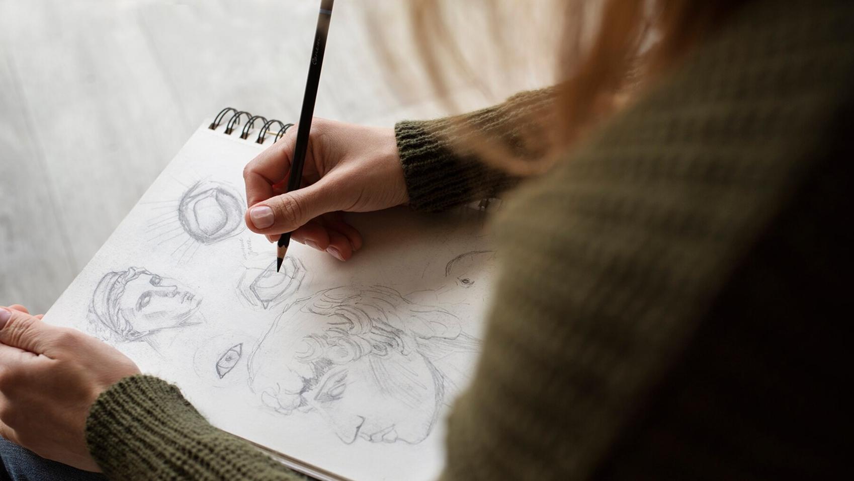 Mujer dibujando a mano en cuaderno