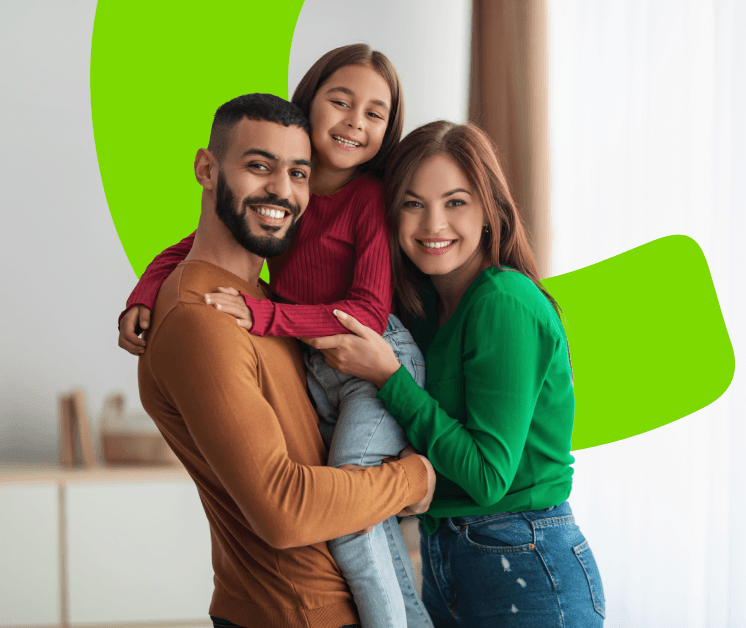 Familia-sonrie-abrazandose
