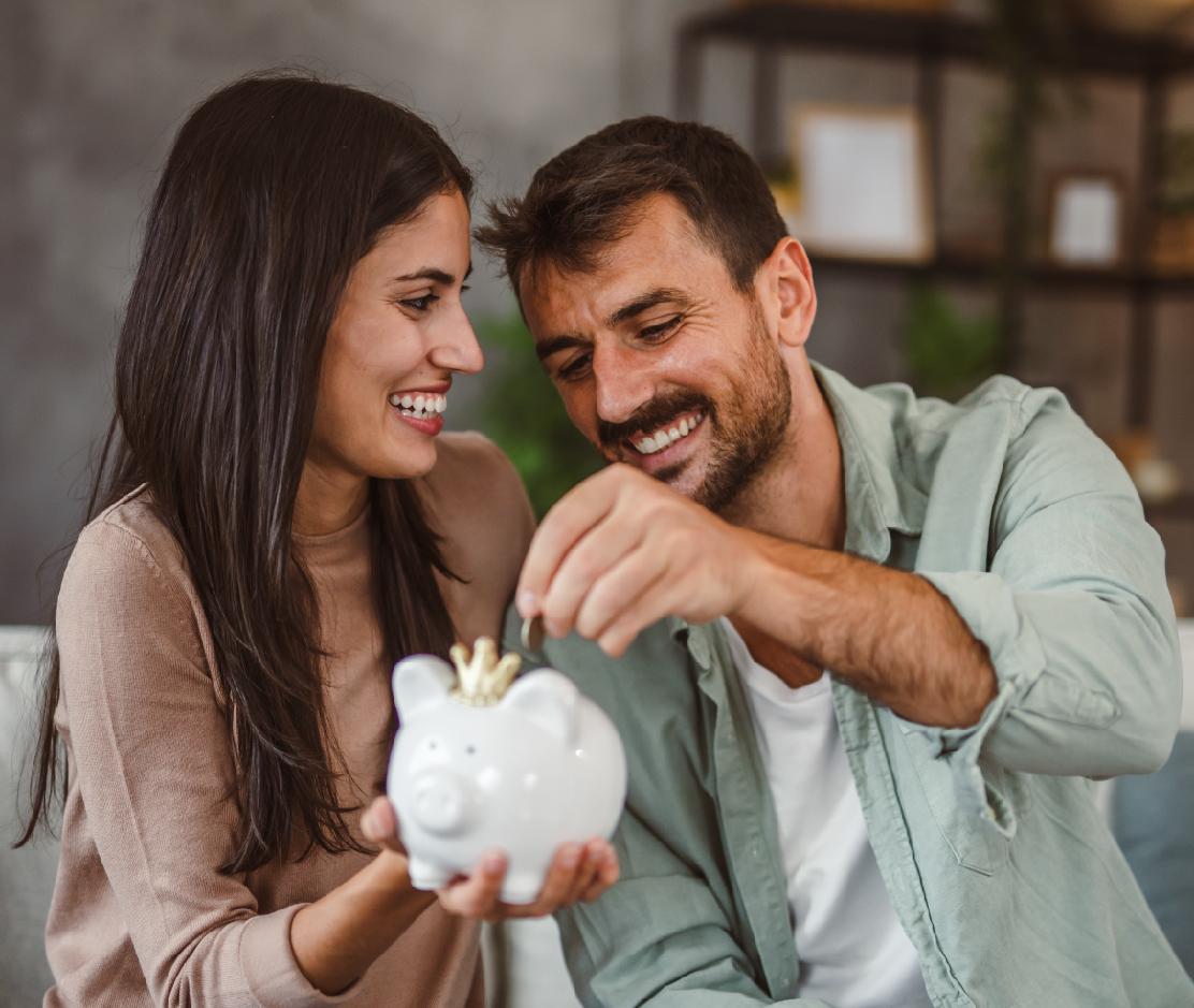 Pareja-llena-alcancia-cerdito