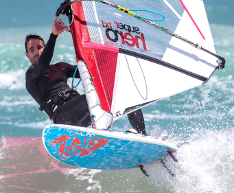 hombre-surf-tabla-de-vela