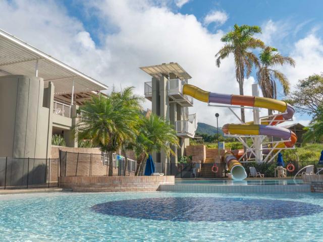 Piscina y Toboganes Piscina y Toboganes