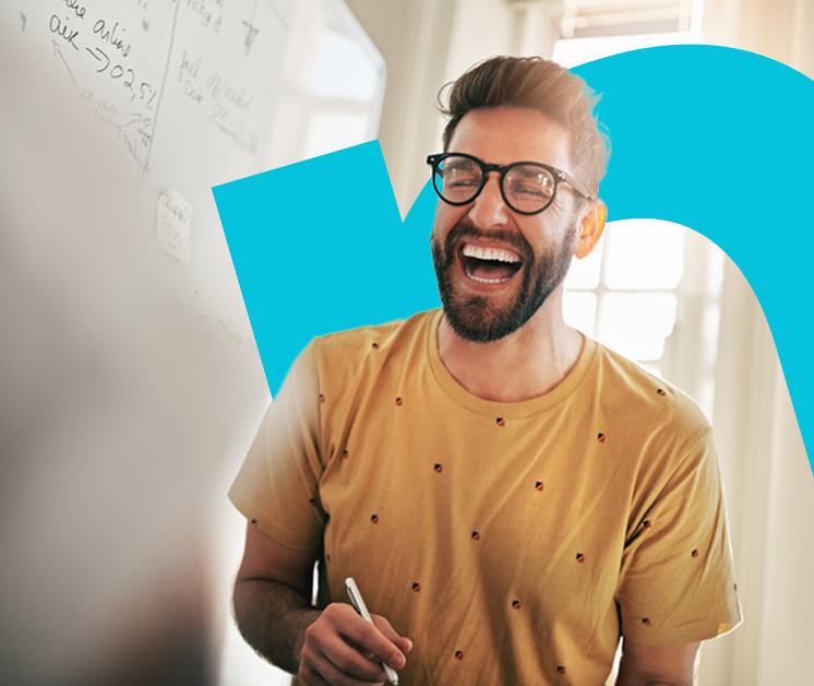 Hombre sonriente viendo su nueva sonrisa Hombre sonriente viendo su nueva sonrisa