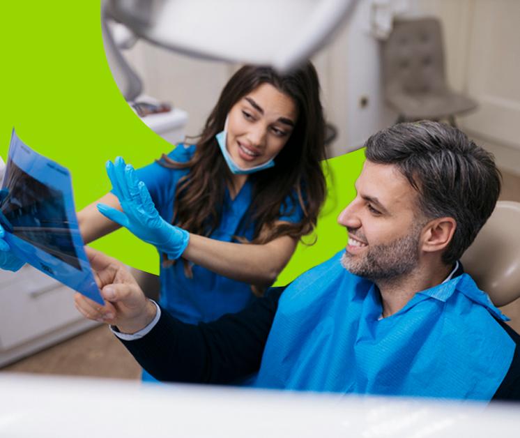 Doctora con un paciente en consultorio explicando radiografía de sus dientes Doctora con un paciente en consultorio explicando radiografía de sus dientes
