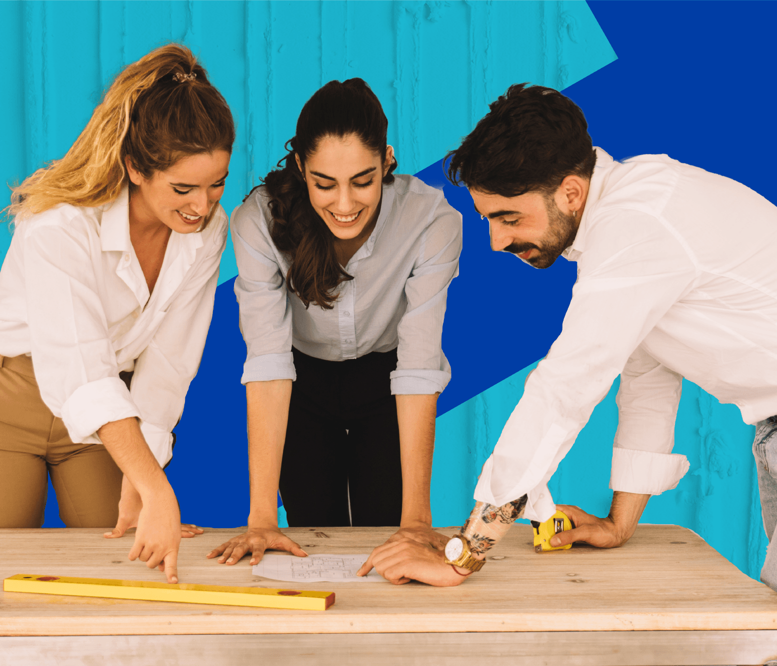 Dos mujeres y un hombre trabajando en equipo sobre una mesa Dos mujeres y un hombre trabajando en equipo sobre una mesa