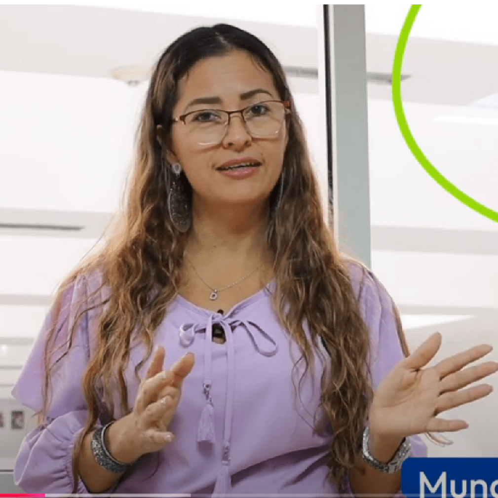 Profesora hablando Profesora hablando