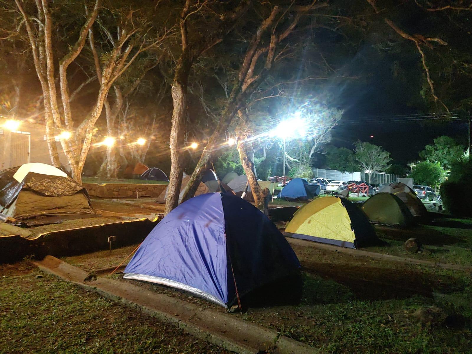 Campamento-carpas-camping-aire-libre Campamento-carpas-camping-aire-libre