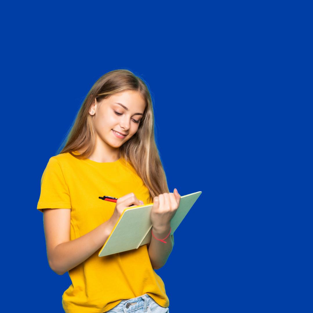 Chica-camisa-amarilla-escribiendo-libreta-menta Chica-camisa-amarilla-escribiendo-libreta-menta