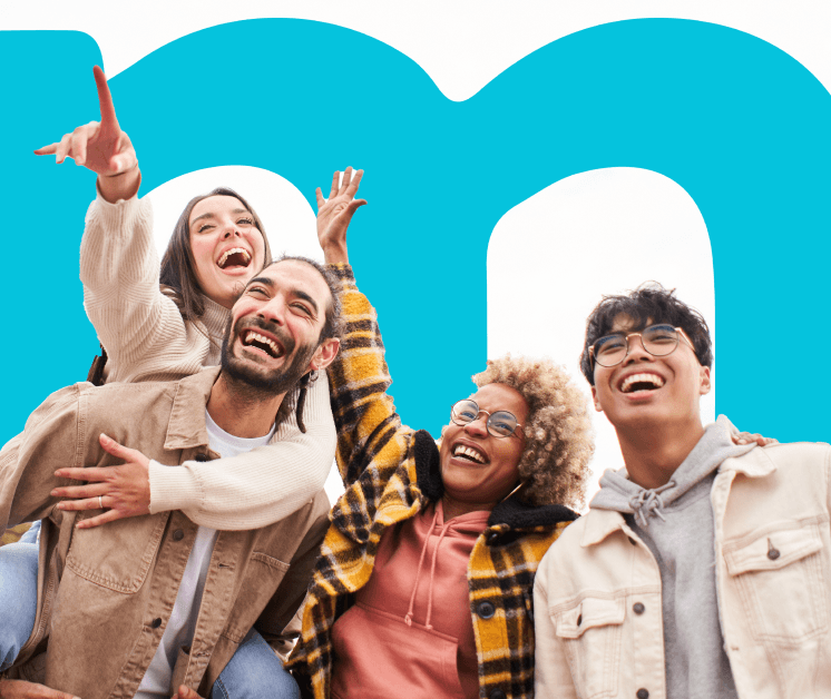 Cuatro-amigos-conviviendo-felices Cuatro-amigos-conviviendo-felices