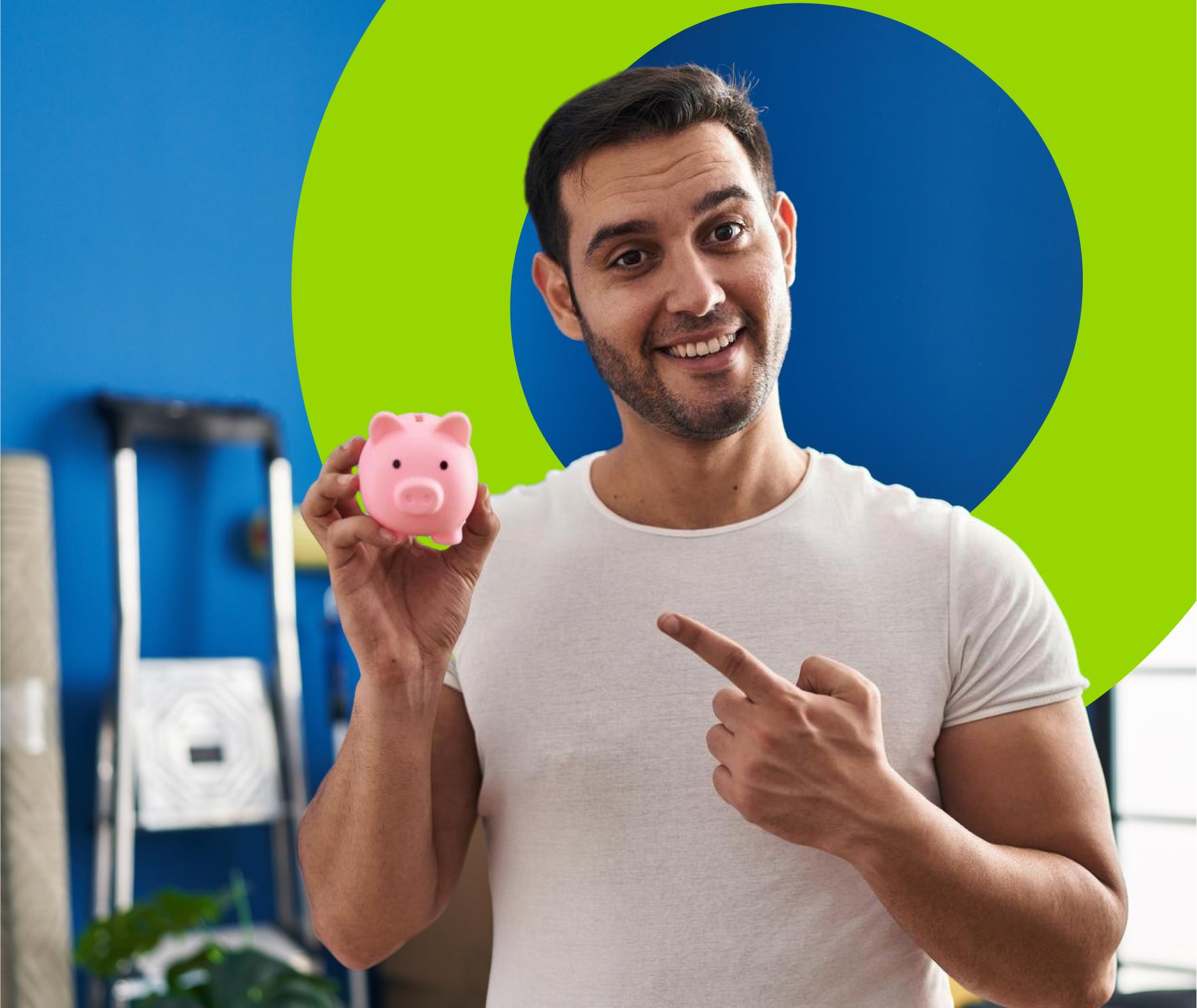 joven-sosteniendo-alcancia-sonriendo-feliz-senalando-mano joven-sosteniendo-alcancia-sonriendo-feliz-senalando-mano